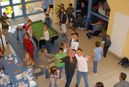 Photo prise du premier étage, on peut y voir de nombreux enfants entrain de jouer et particulièrement heureux, deux d'entre sont entrain de poser sur la photo en faisant le V de la victoire