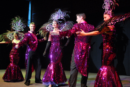 les danceuses et le chanteur font le show