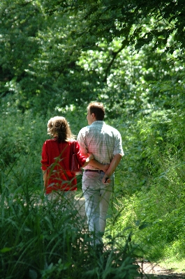 deux promeneurs se tiennent la main